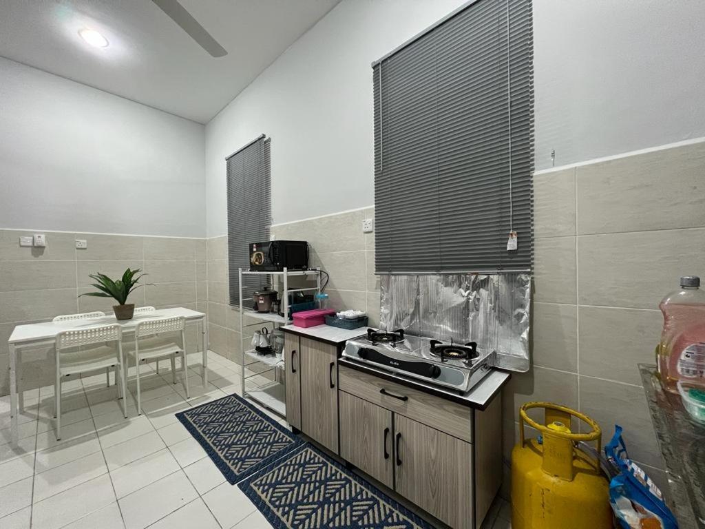 D'Sara Homestay Fully Furnished 3 Bedrooms All Aircond 2 Miles Centre Chukai Ngoại thất bức ảnh