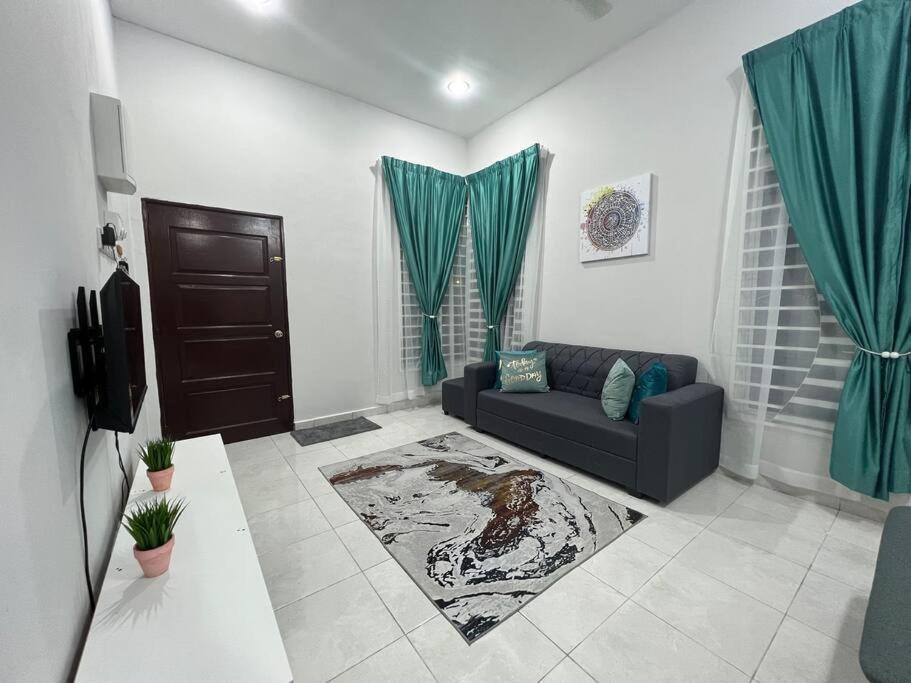 D'Sara Homestay Fully Furnished 3 Bedrooms All Aircond 2 Miles Centre Chukai Ngoại thất bức ảnh