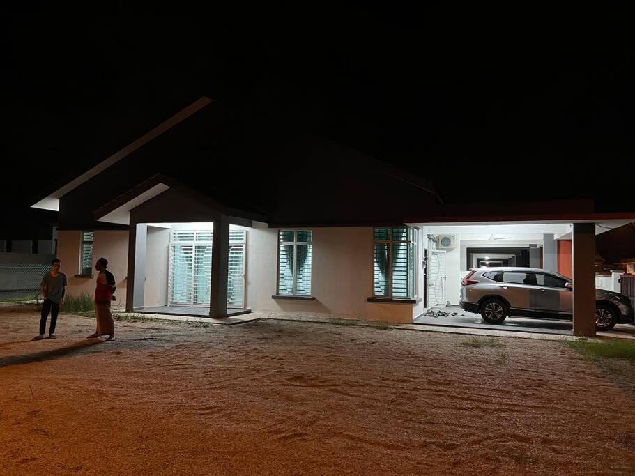 D'Sara Homestay Fully Furnished 3 Bedrooms All Aircond 2 Miles Centre Chukai Ngoại thất bức ảnh