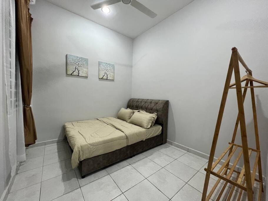 D'Sara Homestay Fully Furnished 3 Bedrooms All Aircond 2 Miles Centre Chukai Ngoại thất bức ảnh